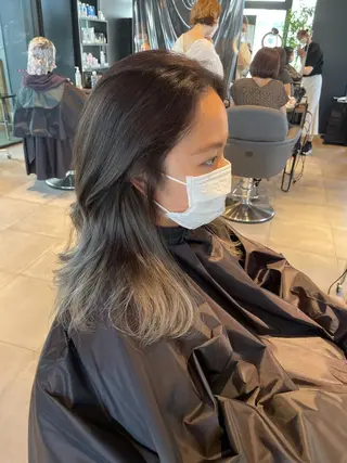 セミロング カラー うる艶ヘア💐 艶ハイトーン💐彩夏のヘアスタイル