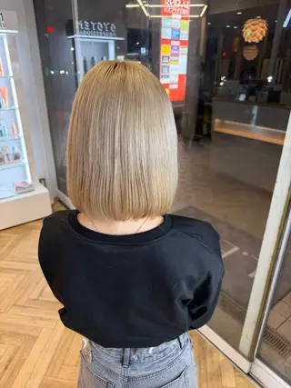 ミディアム サイトウ ユリコのヘアスタイル