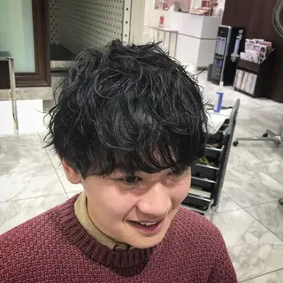 ショート パーマ メンズ 波巻きウェーブ 韓国風パーマ 纐纈のヘアスタイル