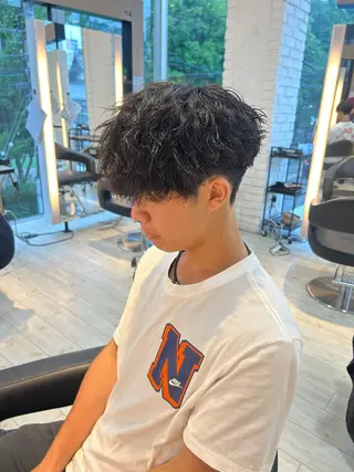 パーマ メンズ 有働由良／ハイトーン ／韓国メンズヘアのヘアスタイル