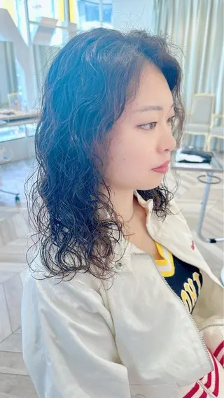 ミディアム パーマ 小顔レイヤー/ ベージュ🤍Rieのヘアスタイル