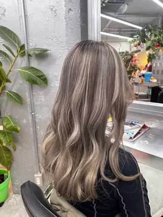 ロング カラー 岡野 静華のヘアスタイル