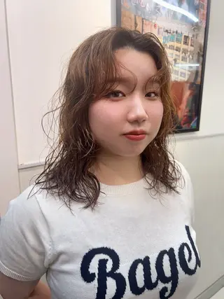 ミディアム カラー パーマ ナチュラル×色気パ ーマ 渋谷/マナミのヘアスタイル