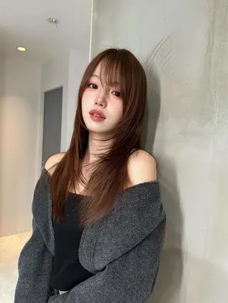 ミディアム カラー レイヤーカット 透明感カラーのヘアスタイル