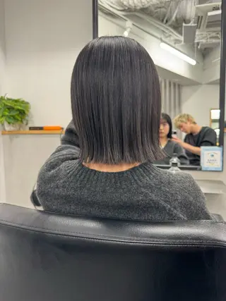 ショート カラー 切りっぱなしボブ レイヤー/縮毛矯正のヘアスタイル