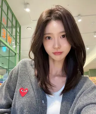 ミディアム カラー レイヤーカット/透明 感カラー/aikaのヘアスタイル