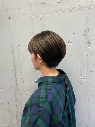 ショート カラー 顔まわりレイヤー デザインカットのヘアスタイル
