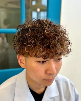 パーマ メンズ ショート、韓国メンズ ヘアのかつらぎのヘアスタイル