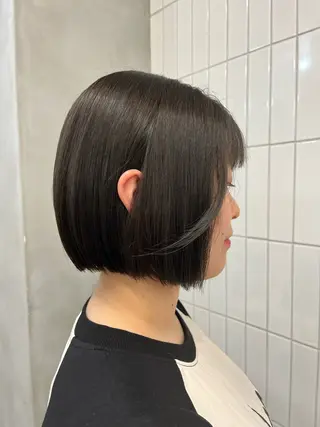 ミディアム カラー 圧倒的 毛流れ センターパートのヘアスタイル