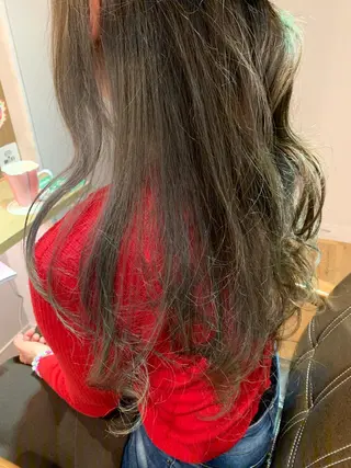 ロング カラー ツキダテ ユイのヘアスタイル