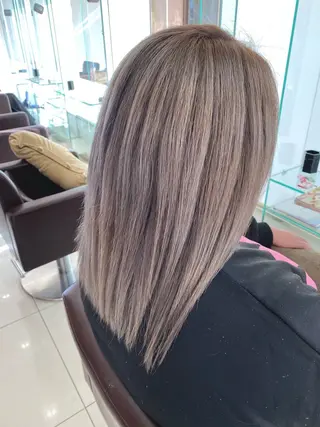 セミロング カラー 小坂 麻綾のヘアスタイル