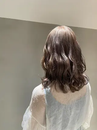 セミロング カラー カジュアルを女っぽく 𝗮𝘆𝗮𝗰𝗼のヘアスタイル