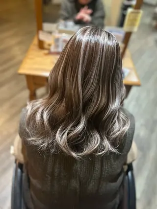 ロング カラー 井上 花音のヘアスタイル