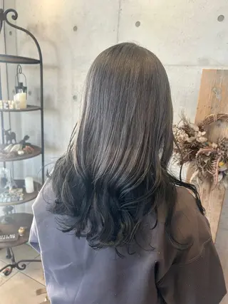 セミロング カラー 丸山 莉世のヘアスタイル