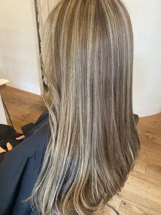 カラー 井上 歩美のヘアスタイル