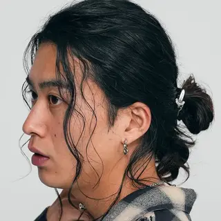 セミロング パーマ メンズ 丸山 哲史のヘアスタイル