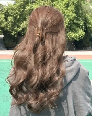 セミロング カラー ヘアアレンジ 赤み消し🫧韓国ヘア 🫧藤岡誠也のヘアスタイル