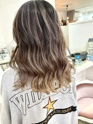ミディアム Lit.豊橋 夏目のヘアスタイル