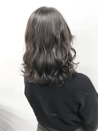 セミロング ハイトーン×レイヤー カットTAKUMIのヘアスタイル