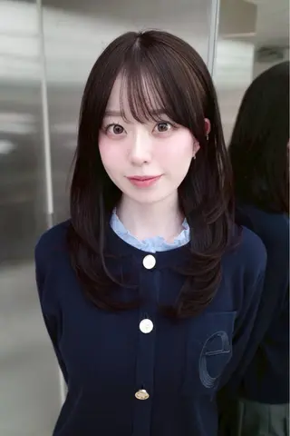 ミディアム がわ/ハイレイヤー /ハイトーンカラーのヘアスタイル