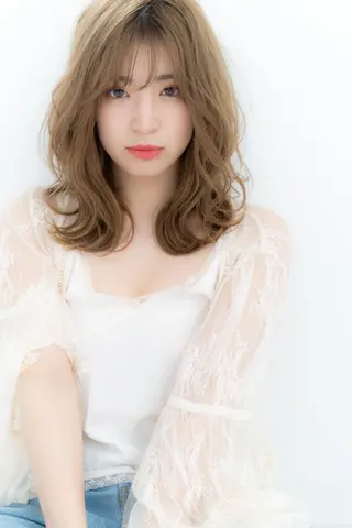 ミディアム カラー 鮮やかカラーと艶髪 美容師を目指すモリーのヘアスタイル