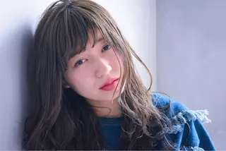セミロング カラー 顔まわりレイヤー デザインカットのヘアスタイル