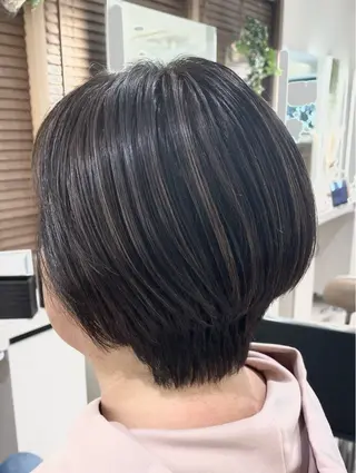 ショート カラー 清藤綾/脱白髪染め 白髪ぼかしハイライトのヘアスタイル