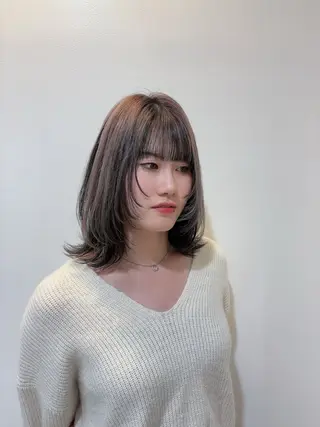 ミディアム レイヤー 艶々カラーのヘアスタイル