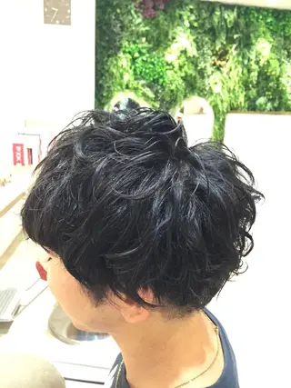 ショート パーマ メンズ 吉岡 三四朗のヘアスタイル