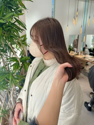セミロング カラー ミオ💎ショート 透ける暗髪のヘアスタイル