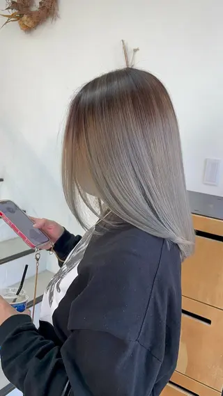 ミディアム カラー 🎨カラー専門家🎨 チャーリーのヘアスタイル