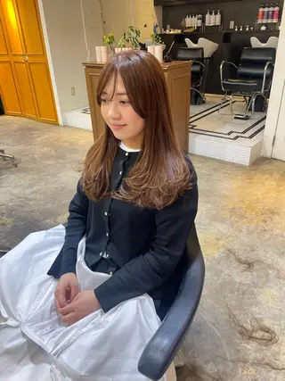ロング カラー MIOベージュカラー 柔らかいカラーのヘアスタイル
