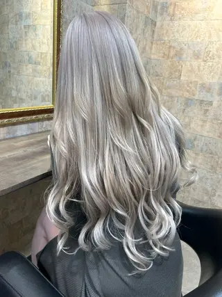 カラー ハイトーン Arphyのヘアスタイル