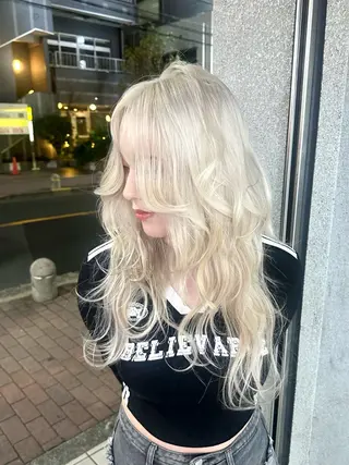 ロング 2次元カラー/ ブリーチMANATOのヘアスタイル