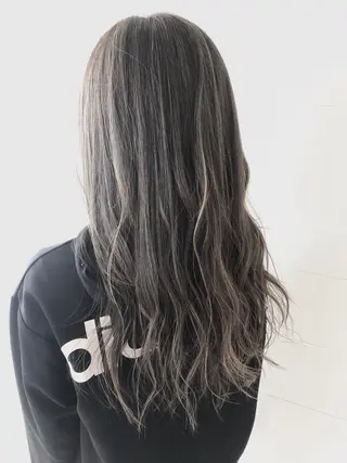 ロング カラー esse大阪茶屋町店所属・レイヤーカット 新井田陽寿のヘアスタイル