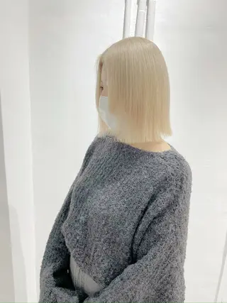 ミディアム Muミュー/ブリーチ ハイトーン　Wカラーのヘアスタイル