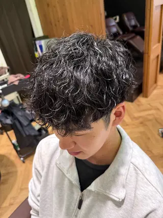 ショート パーマ メンズ 溝口 槙里也のヘアスタイル