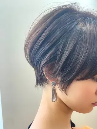 ショート カラー 江坂 misaki のヘアスタイル