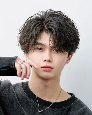 ミディアム カマタ ハルキのヘアスタイル