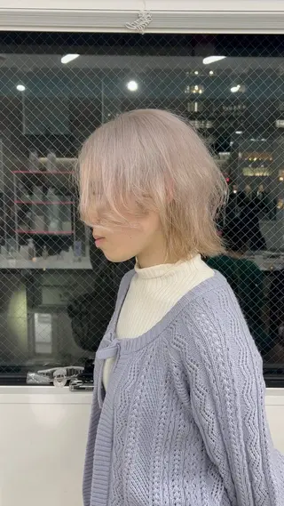 ロング カラー 縮毛ブリーチ／黒染め 複雑履歴／ホワイトのヘアスタイル