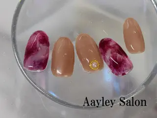 ミディアム カラー ネイル Aayley アイリ―サロンのネイルデザイン
