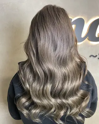 ロング カラー swan ユイカのヘアスタイル