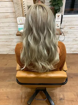ロング カラー 小坂 愛美のヘアスタイル