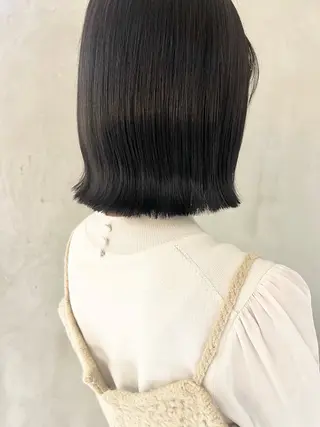 ミディアム 切りっぱなしボブ/ 艶カラー/綾莉のヘアスタイル