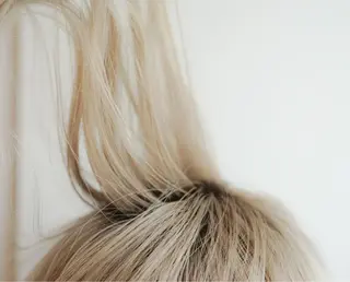 カラー ナガス カズアキのヘアスタイル