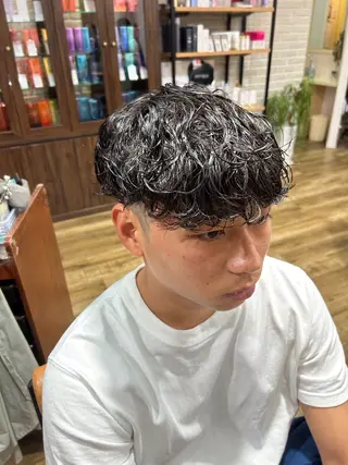 ミディアム パーマ メンズ 鶴田 将清のヘアスタイル