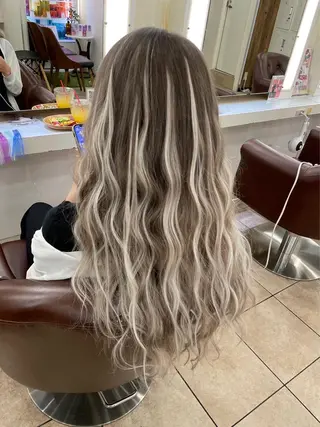 ロング ハイトーン/ エクステのヘアスタイル