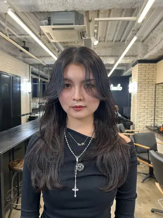 ロング 🌟小顔レイヤー× 赤み消し透明感カラーのヘアスタイル