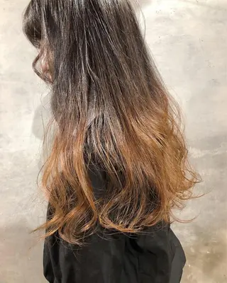 ロング カラー ツキノキ ミナのヘアスタイル