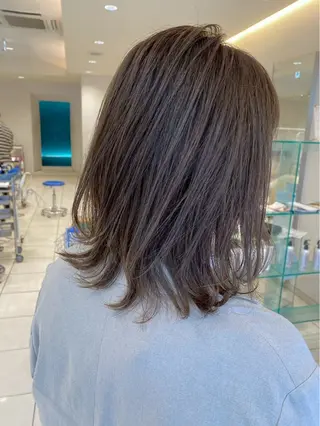ミディアム カラー 海希/ブリーチ透明カ ラー/レイヤーカットのヘアスタイル